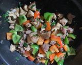 Hình bước làm 4 của món Thịt xào nấm ớt