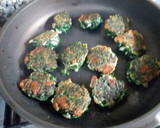 Foto del paso 5 de la receta: Tortitas de espinacas frescas