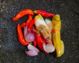 Foto langkah ke 1 dari resep Sambal Bawang Tomat Mentah (Sambal Ayam Geprek).