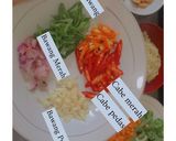 Foto langkah ke 3 dari resep Mie Goreng sayur topping sosis jamur.