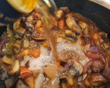 Foto del paso 7 de la receta: Albóndigas en salsa rubia con cebolla y champiñones