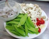 荷蘭豆鴻喜菇炒蝦球的食譜步驟1照片