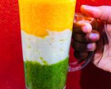 A picture of step 4 of Yakult Tri-Colour Smoothie.
