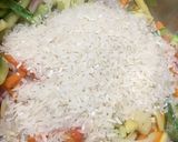 Foto del paso 3 de la receta: ARROZ CON VERDURAS 🍅🌽🫑🧅🥬🥦🥕Y CUBOS DE QUESO CUARTIROLO 🧀