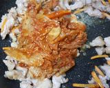 รูปขั้นตอนการทำที่ 2 ของ หมูผัดกิมจิ