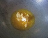 Foto langkah ke 2 dari resep Ayam Goreng saus mentega sederhana.