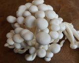 Foto del paso 1 de la receta: Revuelto de espárragos y setas shimeji con tomates