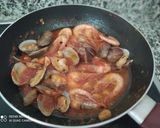 Foto del paso 2 de la receta: Espaguetis con gambas y almejas, también para celíacos
