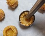Foto langkah ke 4 dari resep Thumbprint cookies.