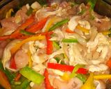 Foto del paso 2 de la receta: Tacos de pollo y ajíes de tres colores
