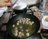 Foto del paso 2 de la receta: Merluza al pilpil con chips de zanahoria