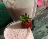 A picture of step 2 of Strawberry shake.