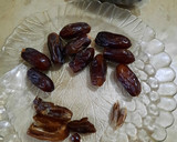 A picture of step 1 of Dates Shake.