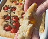 Une image de l'étape 5 de Focaccia aux tomates cerises et romarin.