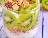 A picture of step 5 of Kiwi yogurt parfait.
