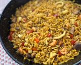 Foto del paso 5 de la receta: Fideuà con atún rojo y gambita ”rota”