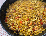 Foto del paso 5 de la receta: Fideuà con atún rojo y gambita ”rota”