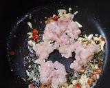 รูปขั้นตอนการทำที่ 2 ของ กระเพราไก่ราดหน้าข้าว