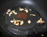 รูปขั้นตอนการทำที่ 2 ของ รวมมิตรผัดไข่กุ้งสด
