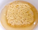 Hình bước làm 3 của món Mì Gói Khô Mực Nấm Đông Cô