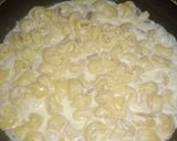 Foto del paso 4 de la receta: Tortellinis con nata, champiñones y queso fresco de cabra