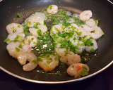 Foto del paso 3 de la receta: Hojaldres de boletus, gambas y huevo