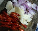 Foto langkah ke 2 dari resep Cumi Asin Tumis.