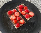 Hình bước làm 3 của món Snack Giữa Ngày Với Cracker, Nutela Và Dâu Tây