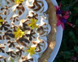 Foto del paso 7 de la receta: Tarta de dulce de leche, pastelera y merengue🌺