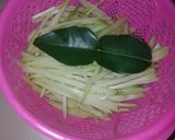 Foto langkah ke 1 dari resep Tumis Labu Siam Teri.