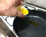 Foto del paso 1 de la receta: Espárragos trigueros salteados con ventresca de atún