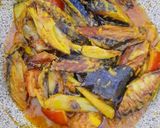 Foto langkah ke 5 dari resep Tongkol Pindang Bumbu Kuning.