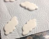 Foto del paso 11 de la receta: 🎂Bizcochuelo con pasta de cobertura (fondant) y tips☁️🌈💜🤍