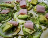 Foto del paso 5 de la receta: Rodajas de zuquini, jamón, palta - tomate, albahaca y algo más.