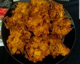 A picture of step 5 of Noodles pakoras.