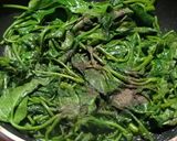A picture of step 3 of Espinacas a la Catalana.