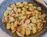 Foto del paso 4 de la receta: Ñoquis con pimientos tricolor, pollo y pesto de pipas