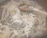 Foto del passaggio 2 della ricetta Zuppa di cipolla con pane tostato