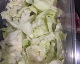 Foto langkah ke 1 dari resep Tumis Kol Telur & Sosis.