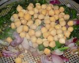 Foto del paso 4 de la receta: Ensalada con espinacas, garbanzos, salchicha alemana, boconccinos