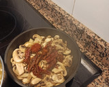 Foto del paso 3 de la receta: Pasta con salsa de espinacas, champiñones y tomate seco