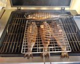 Grillezett pisztráng héjában sült krumplival recept fázis 3 fotója