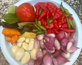 Foto langkah ke 1 dari resep Ayam bumbu kuning pedas tanpa santan.