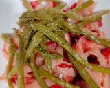 Foto del paso 3 de la receta: Ensalada de espárragos verdes con salmón y fresas