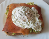 Foto del paso 8 de la receta: Tostas de aguacate y salmón ahumado con huevos escalfados