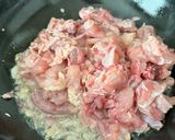 Foto langkah ke 2 dari resep Tumis ayam sawi.