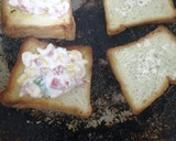 மயோனேஸ் கார்ன் பிரெட் டோஸ்ட் ஹோட்டல் ஸ்டைல் (Myonnaise corn bread toast recipe in tamil) ரெசிபி ஸ்டேப் 1 புகைப்படம்