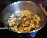 Foto del paso 3 de la receta: Salsa de calabacín  con macarrones  y atún o con albóndigas