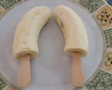 Foto del paso 1 de la receta: Polos de plátano y chocolate crocante