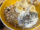Bowl de desayuno con moras y plátano